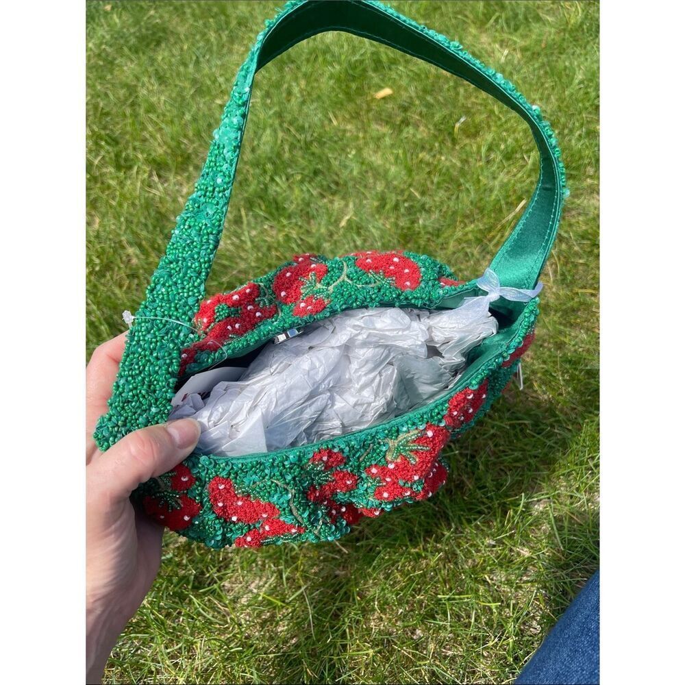 Handcrafted Green Beaded Bag Strawberry Mini Shoulder Bag! Viral bag TikTok - Picture 5 of 5